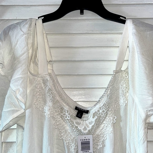 NWT- Extremely Cute Torrid White Crinkle Gauze Cold-shoulder Top - Picture 2 of 5
